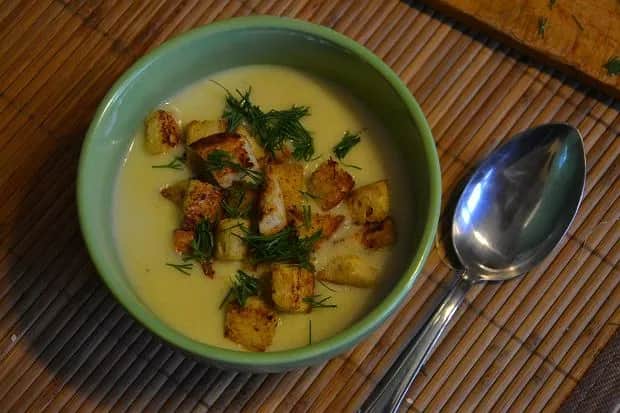 Do jakiej zupy pasują grzanki? Odkryj idealne połączenia smakowe