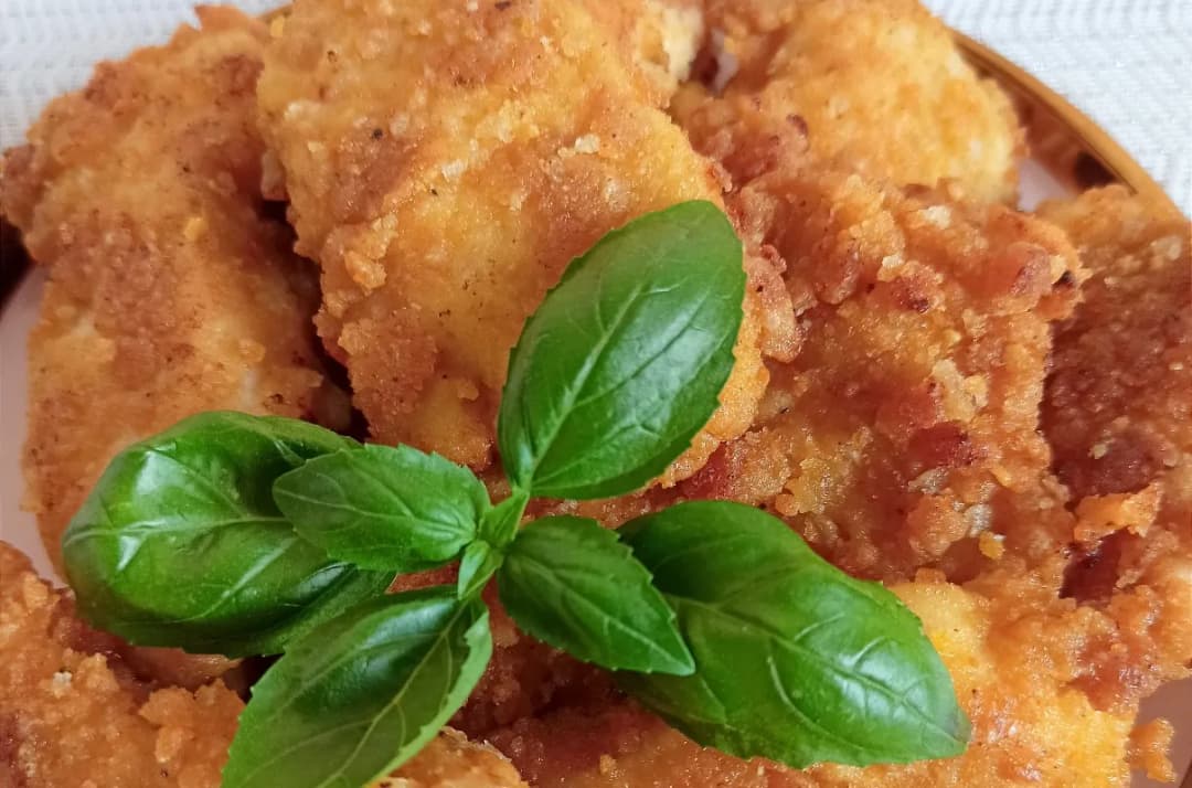 Ile smażyć kawałki kurczaka, aby były soczyste i chrupiące?