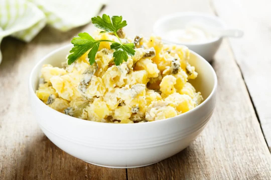 Jak zrobić sałatkę ziemniaczaną, która zachwyci Twoich gości?