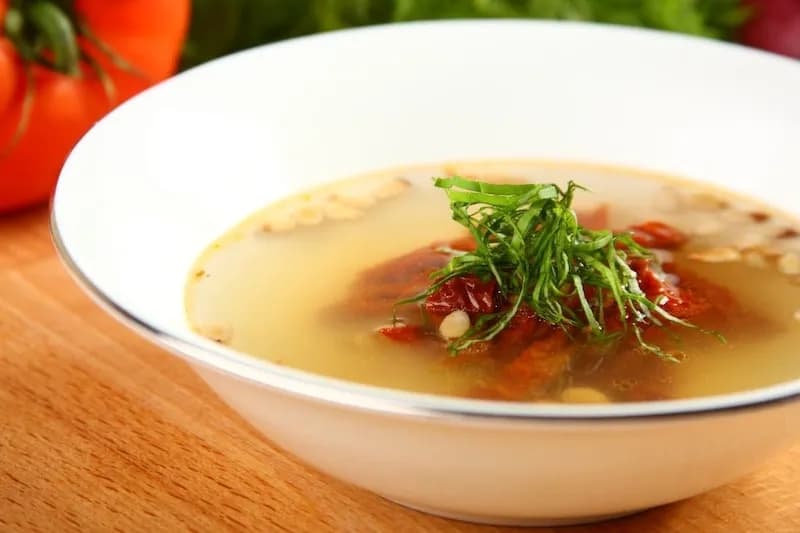 Zupa klarowna co to znaczy? Poznaj jej cechy i przepisy na smakowite dania