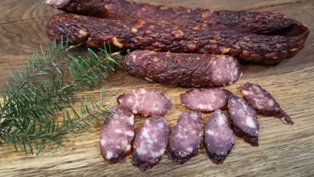 Kiełbasa z wołowiny: Proste przepisy na smaczne wędliny domowe