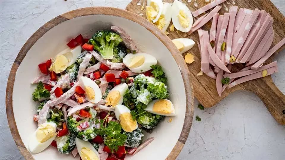 Jak zrobić sałatkę z brokułami i jajkiem - zdrowy przepis na lunch
