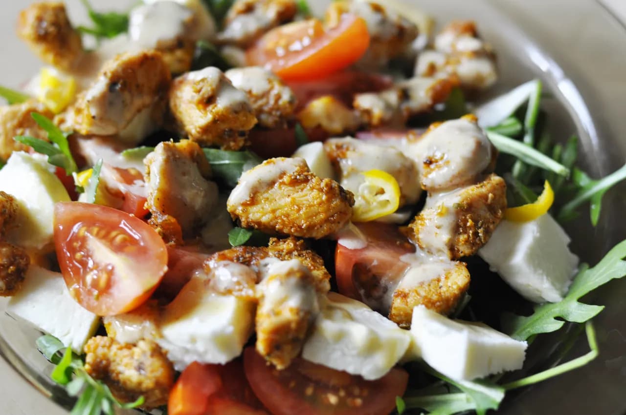 Najlepsze sosy do sałatki z kurczakiem, które pokochasz