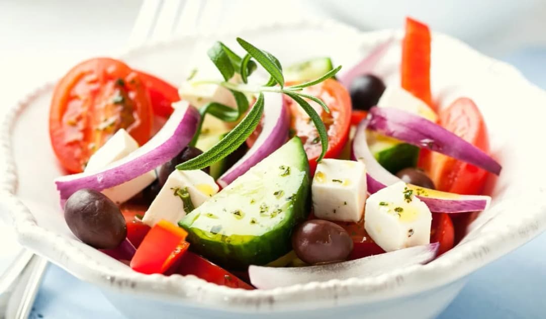Czy sałatka grecka jest zdrowa? Odkryj jej niezwykłe korzyści zdrowotne