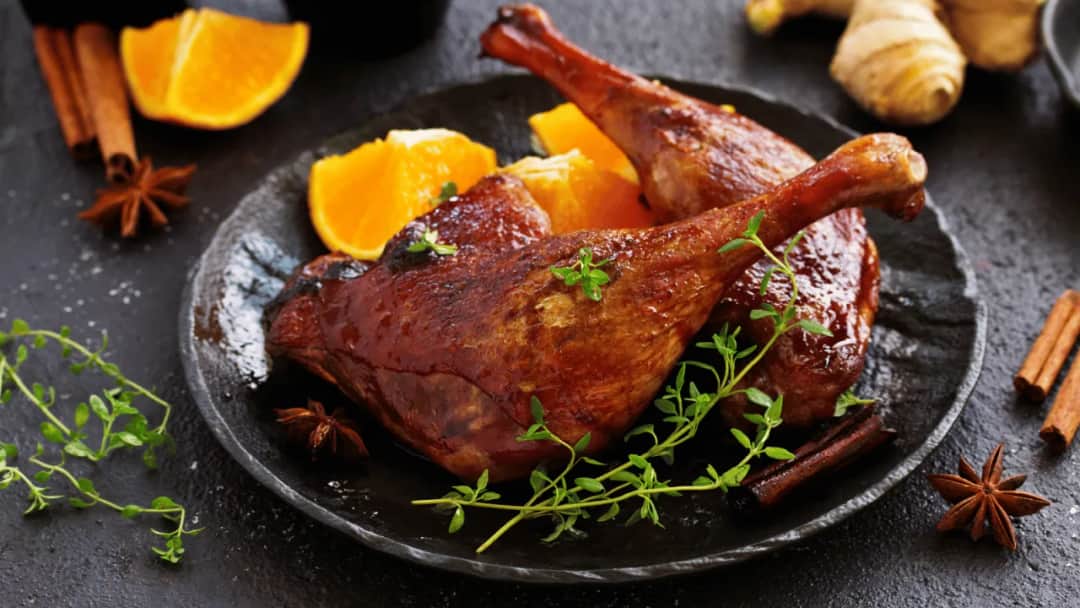 Ile piec podudzia z kurczaka w rękawie, aby były soczyste i chrupiące?