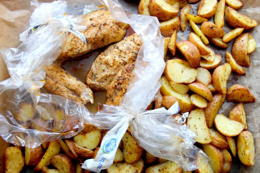 Ile piec pierś z kurczaka w piekarniku w naczyniu, aby była soczysta?