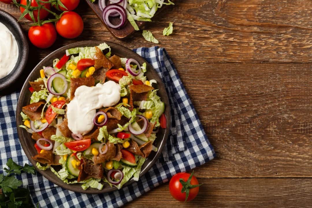 Ile kalorii ma sałatka gyros? Zaskakujące różnice w kaloryczności