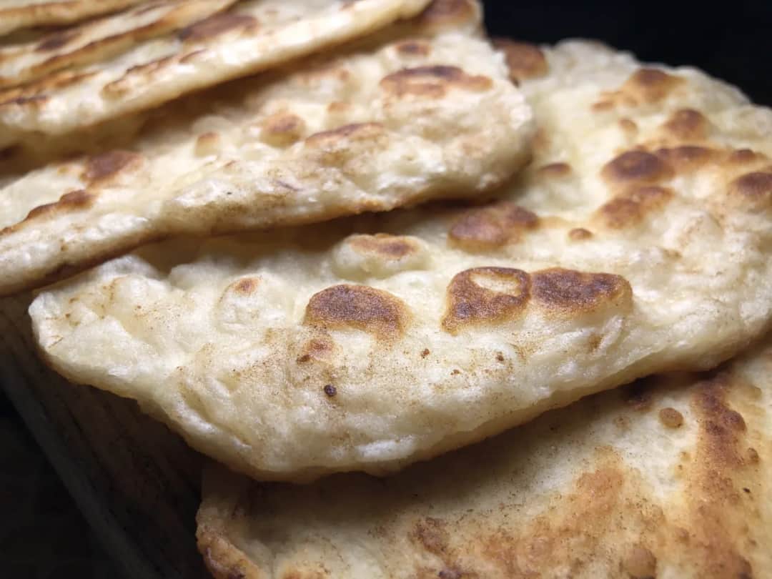 Gdzie kupić chlebek naan w Warszawie? Miejsca i opcje online