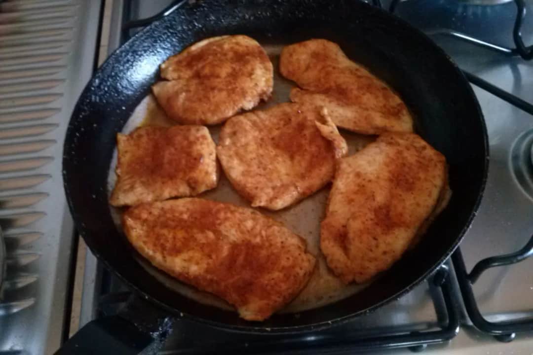 Czy można smażyć kurczaka na maśle? Odkryj smaki i techniki frytury