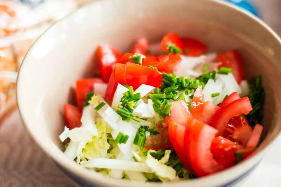 Idealne sałatki do kurczaka pieczonego – odkryj smaki, które zaskoczą