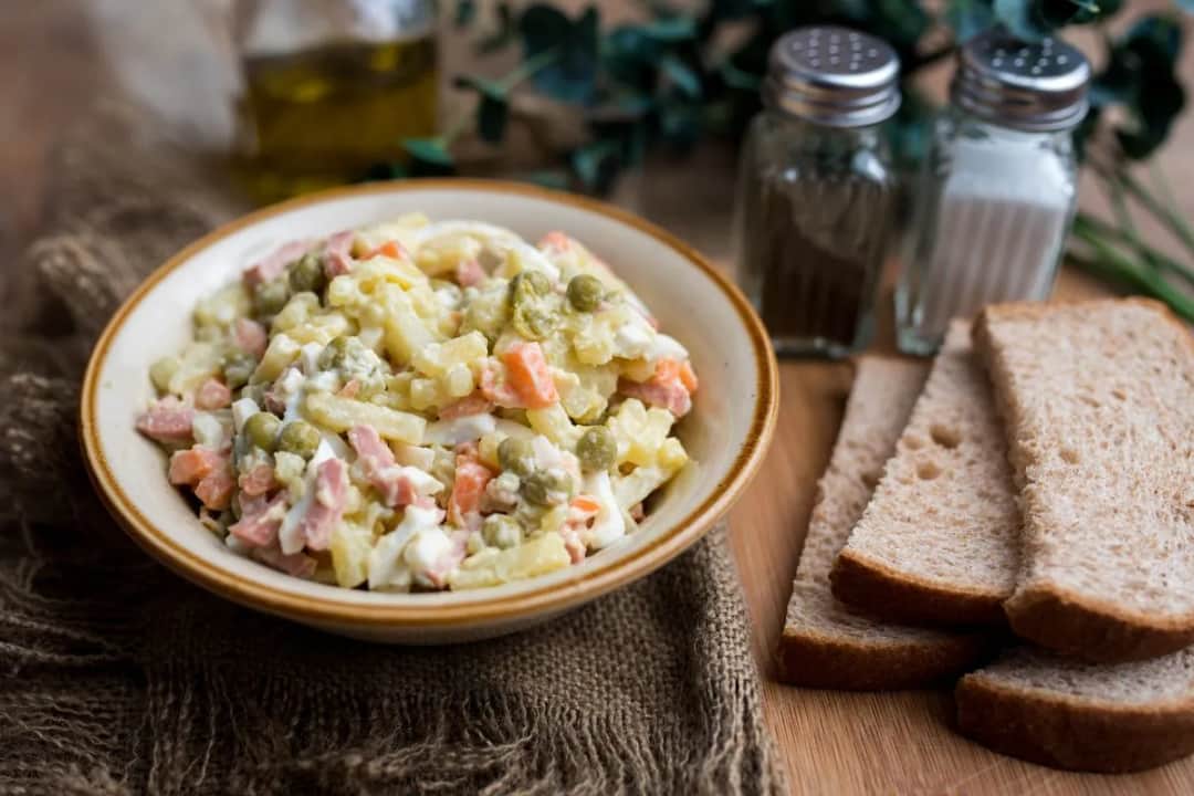 Ile może stać sałatka jarzynowa? Sprawdź, zanim będzie zepsuta