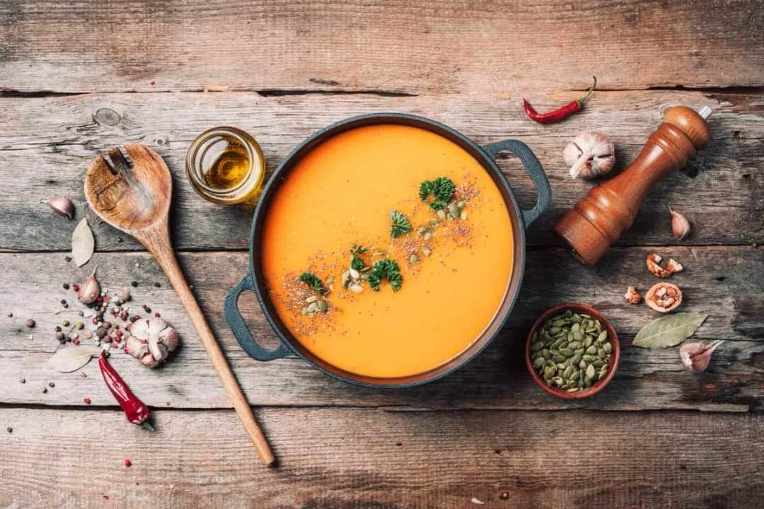 Jakie zioła do zupy dyniowej poprawią jej smak i aromat?