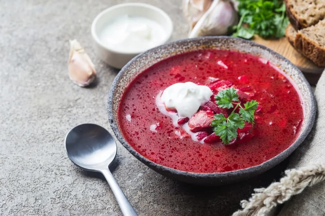 Pomysły na dania z buraków z zupy, które nie trafią do kosza